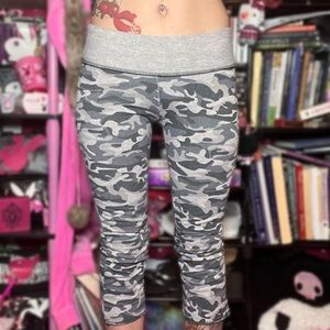 R&R Surplus Camo Gray XS Bootcut Low Rise Capri Pants